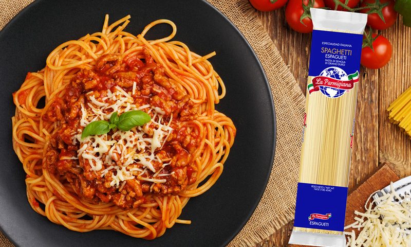 Spaghetti con carne molida en salsa roja
